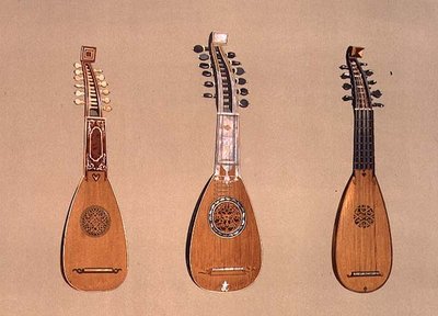 (LtoR) En pandurina fra 1734 og to milanesiske mandoliner fra 1775 og 1739, fra 