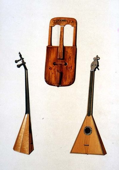 En walisisk Crwth og en russisk balalaika, fra "Musical Instruments" (farvelitografi) af Alfred James Hipkins