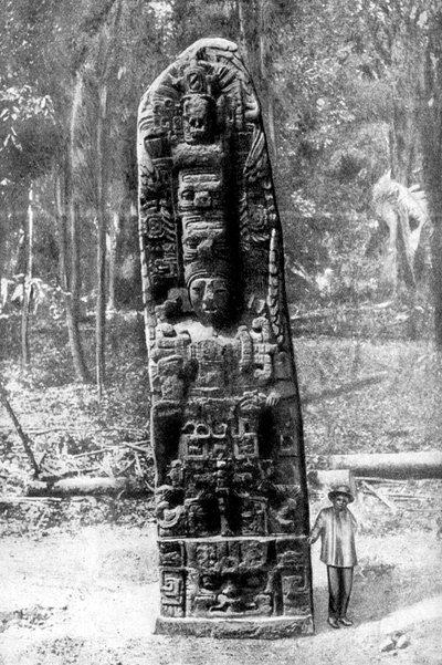 En mystisk monolit i urskoven i Quirigua, Guatemala, 1922. af Alfred P Maudsley