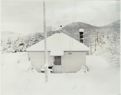 Først sne og det lille hus af Alfred Stieglitz