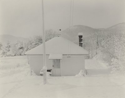 Den første sne og det lille hus af Alfred Stieglitz