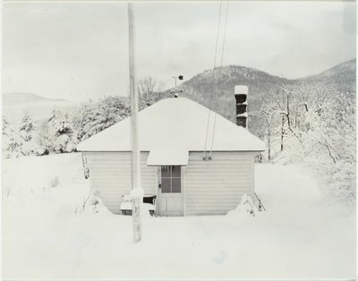 Første sne og det lille hus, 1923. af Alfred Stieglitz
