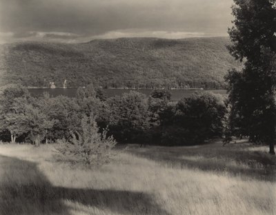 Lake George set fra bakken af Alfred Stieglitz