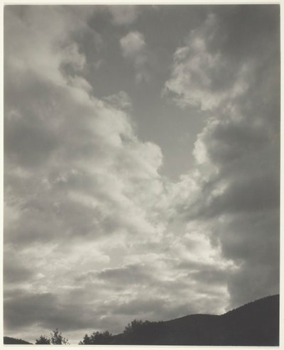 Music - A Sequence of Ten Cloud Photographs, nr. II, 1922. af Alfred Stieglitz