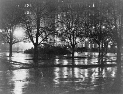 Refleksioner, nat, New York, ca. 1898 (fotogravure) af Alfred Stieglitz