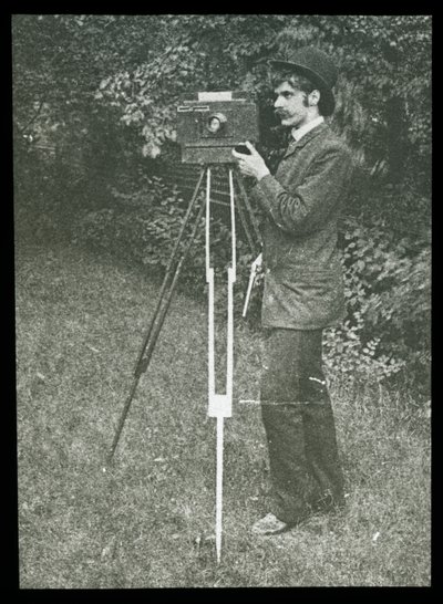 Selvportræt med kamera, stativ og pistol af Alfred Stieglitz