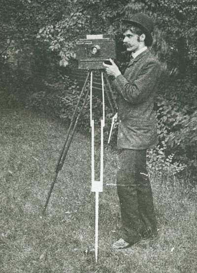 Selvportræt med kamera, stativ og pistol, 1886. af Alfred Stieglitz