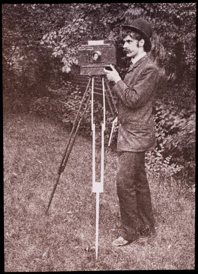 Selvportræt med kamera, stativ og pistol af Alfred Stieglitz