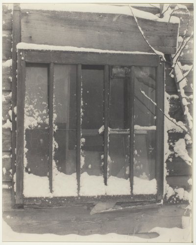 Vindue: Træ, glas, sne af Alfred Stieglitz