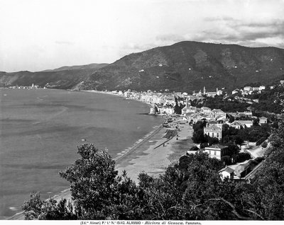 Panoramaudsigt over byen Alassio, Savona-provinsen, ca. 1915-20 (s/h-foto) af Fratelli Alinari