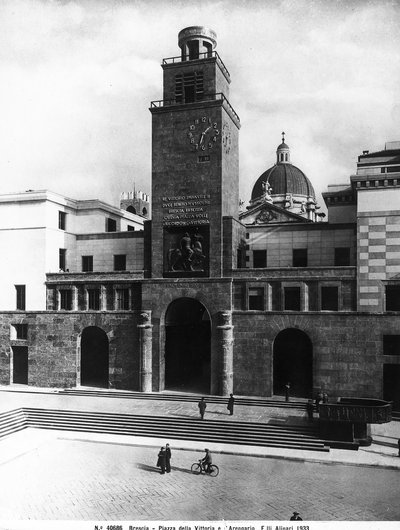 Piazza della Vittoria med Mussolini-tårnet, Brescia (s/h foto) af Fratelli Alinari