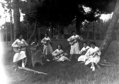 Villa Rosa Maltoni Mussolini: kvindelige studerende under en musiklektion, udendørs (s/h foto) af Fratelli Alinari