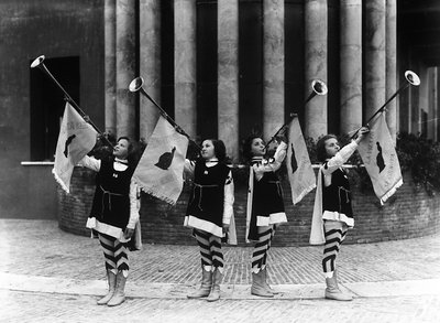 Villa Rosa Maltoni Mussolini: gruppe unge piger klædt ud som page boys (s/h foto) af Fratelli Alinari