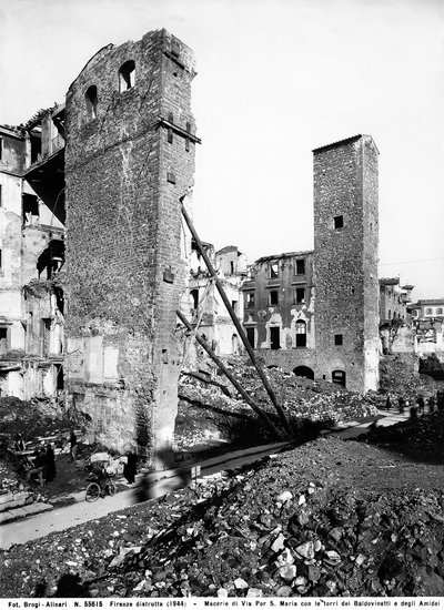 Anden Verdenskrig: murbrokkerne på Via Por Santa Maria med tårnene i Baldovinetti og Amidei i Firenze, efter bombningen. Dette fotografi var tidligere en del af Brogi Collection, men tilhører nu Alinari Collection (s/h foto) af Fratelli Alinari
