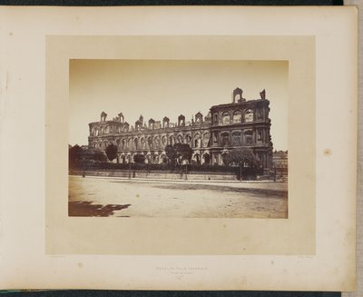 Rådhuset brændt ned. Facade på kajen. af Alphonse J. Liébert