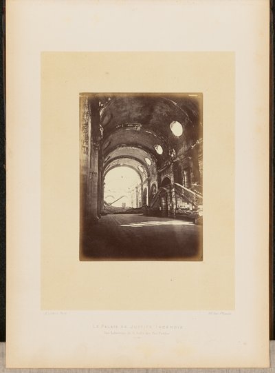 Palais de Justice i brand. Interiørbillede af Salle des Pas-Perdus. af Alphonse J. Liébert
