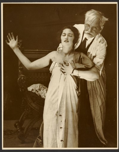 [Alphonse Mucha i kostume med datteren Jaroslava som model for plakaten, "De Forest Phonofilm", den første "talefilm", der blev vist i Bio Adria-biografen (Prag), Zbiroh, Bøhmen]. af Alphonse Maria Mucha