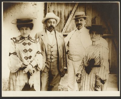 [Alphonse Mucha med søstrene Ana og Andela og Andelas mand, Jan Remunda, Rosice nær Brno, Moravia]. af Alphonse Maria Mucha