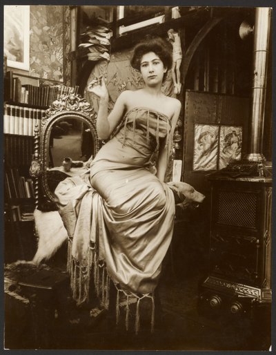[Kvindelig model, der holder en gren af laurbær, Paris]. af Alphonse Maria Mucha