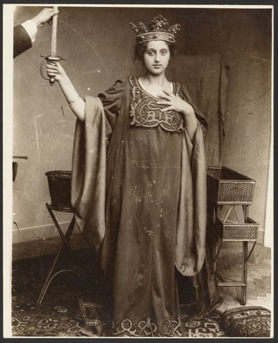 [Kvindelig model med krone og sværd] af Alphonse Maria Mucha