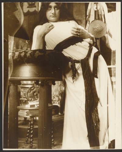 [Kvindelig model til illustration af Emil Gebharts "Cloches de Noël et de Pâques", Paris]. af Alphonse Maria Mucha