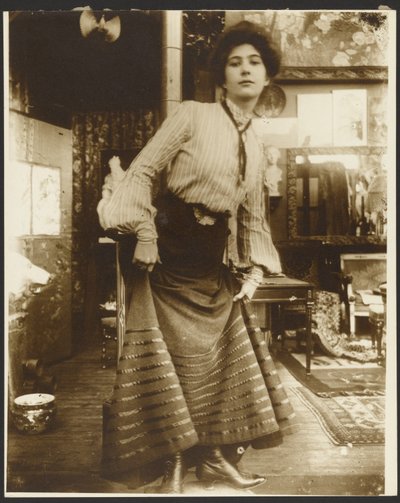 [Kvindelig model i stribet bluse og lang kjole, Paris]. af Alphonse Maria Mucha
