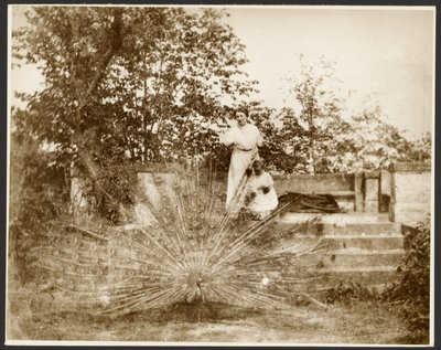 [Fru Marie Mucchová med datteren Jaroslava i parken ved Zbiroh, Bøhmen]. af Alphonse Maria Mucha