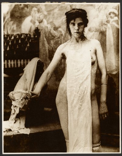 [Nøgen kvindelig model draperet med stof]. af Alphonse Maria Mucha
