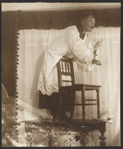 [Selvportræt af Alphonse Mucha, der poserer som "Jan Jus" til sit billede "Master John Juss Preaching in the Bethlehem Chapel" (1916) fra "Epic of the Slavs Cycle, Zbiroh, Bohemia"]. af Alphonse Maria Mucha
