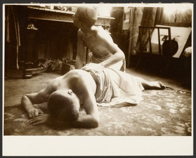 [To halvnøgne mænd på gulvet i et studie]. af Alphonse Maria Mucha