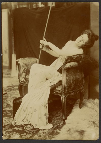 [Kvinde står model på en bænk] af Alphonse Maria Mucha