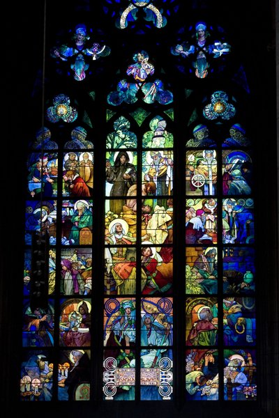 Glasmaleri af Alphonse Mucha (Alphons) (1860-1939) i Saint Guy Cathedral i Prag, Tjekkiet. Fotografi 2009 af Alphonse Mucha
