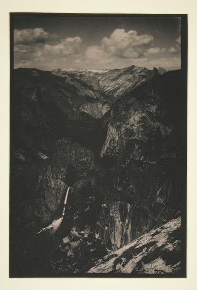 Yosemite: Fjernt vandfald af Alvin Langdon Coburn
