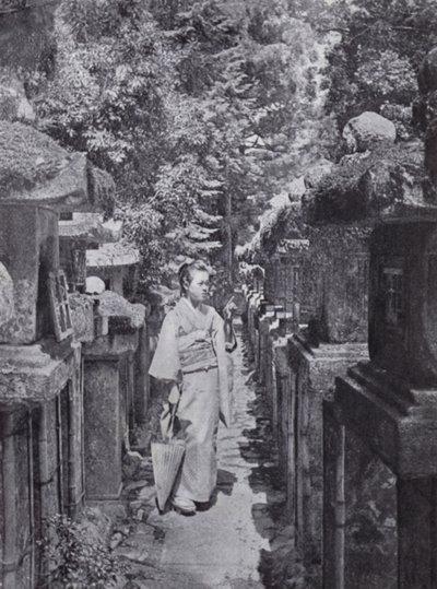 En retfærdig hengiven, der tæller stenlanternerne ved Kasuga (s/h-foto) af American Photographer (after)