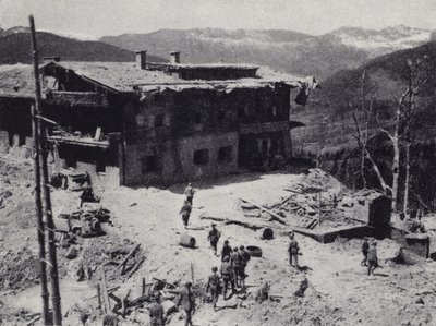 Amerikanske og franske tropper inspicerer ruinerne af nazilederen Adolf Hitlers tilbagetog ved Berchtesgaden i de bayerske alper, Anden Verdenskrig, maj 1945 (s/h foto) af American Photographer (after)