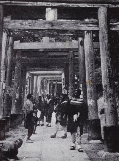 En tilgang til Shinto Temple of Inari (s/h foto) af American Photographer (after)