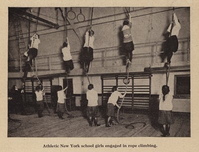 Atletiske skolepiger i New York, der beskæftiger sig med rebklatring (s/h-billede) af American Photographer (after)