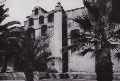 Californien: Bells of Mission San Gabriel, grundlagt 1771, på skråningerne af valmueklædte foden nær Pasadena (s/h foto) af American Photographer (after)