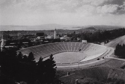 Californien: Berkeley, University of California Memorial Stadium, med plads til 75.000 (s/h foto) af American Photographer (after)
