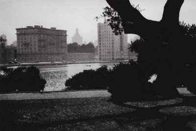 Californien: Oakland, Lake Merritt, i hjertet af byen, omgivet af flotte bygninger og mange smukke hjem (s/h foto) af American Photographer (after)