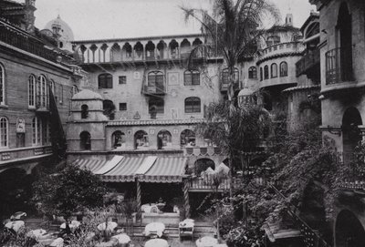 Californien: Riverside, Patio Dining Room of the Glenwood Mission Inn (s/h foto) af American Photographer (after)