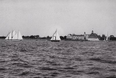 Californien: San Diego, Hotel Del Coronado på San Diego Bay, et af Californiens mest foretrukne fornøjelsessteder året rundt (s/h foto) af American Photographer (after)