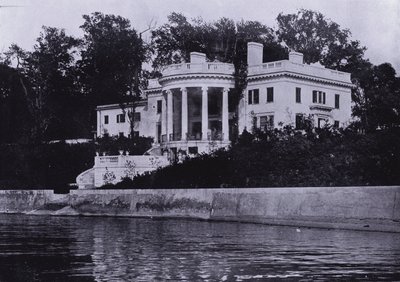 Charles A Platt: Gwinn, Lake Front (s/h foto) af American Photographer (after)