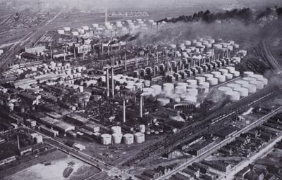Chicago: A Neighboring Oil Refinery from the Air (s/h foto) af American Photographer (after)