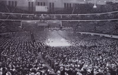 Chicago: Interiør af Chicago Stadium under en bokseudstilling (s/h foto) af American Photographer (after)
