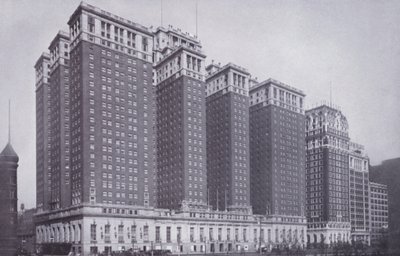 Chicago: The Stevens Hotel, med Blackstone Hotel til højre (s/h-billede) af American Photographer (after)