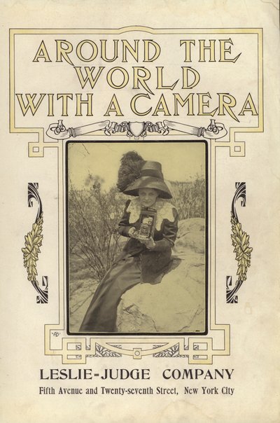 Titelsideillustration til Jorden rundt med et kamera (s/h foto) af American Photographer (after)