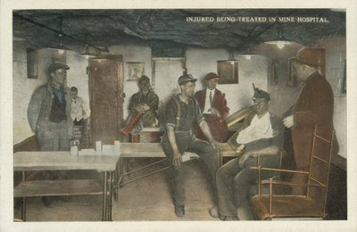 Amerikansk kulminedrift: Tilskadekomne behandles på minehospital (farvefoto) af American Photographer