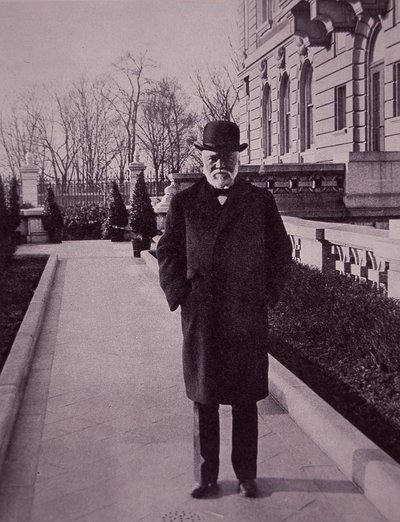 Andrew Carnegie uden for sit palæ på Fifth Avenue, New York af American Photographer