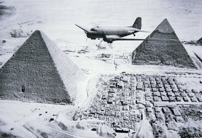 C-47 flyver over Egyptens pyramider af American Photographer